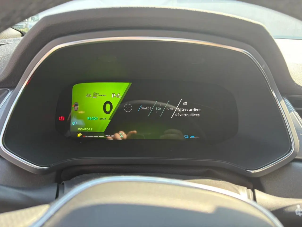 Tableau de bord numérique de la Renault Symbioz 2025 affichant l'état hybride et les vitres arrière déverrouillées.