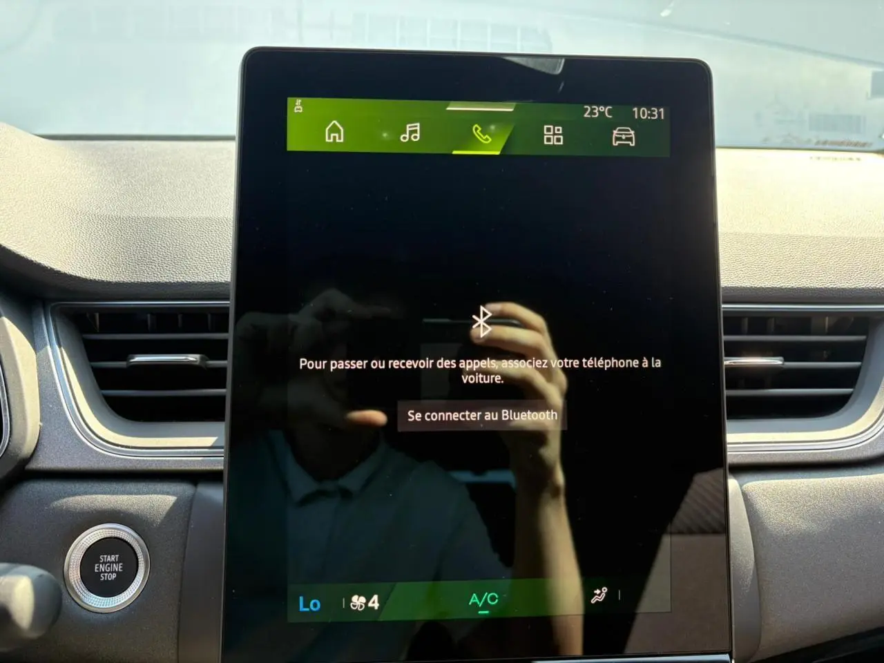 Écran tactile central du tableau de bord du Renault Symbioz blanc nacré, affichant la connexion Bluetooth.