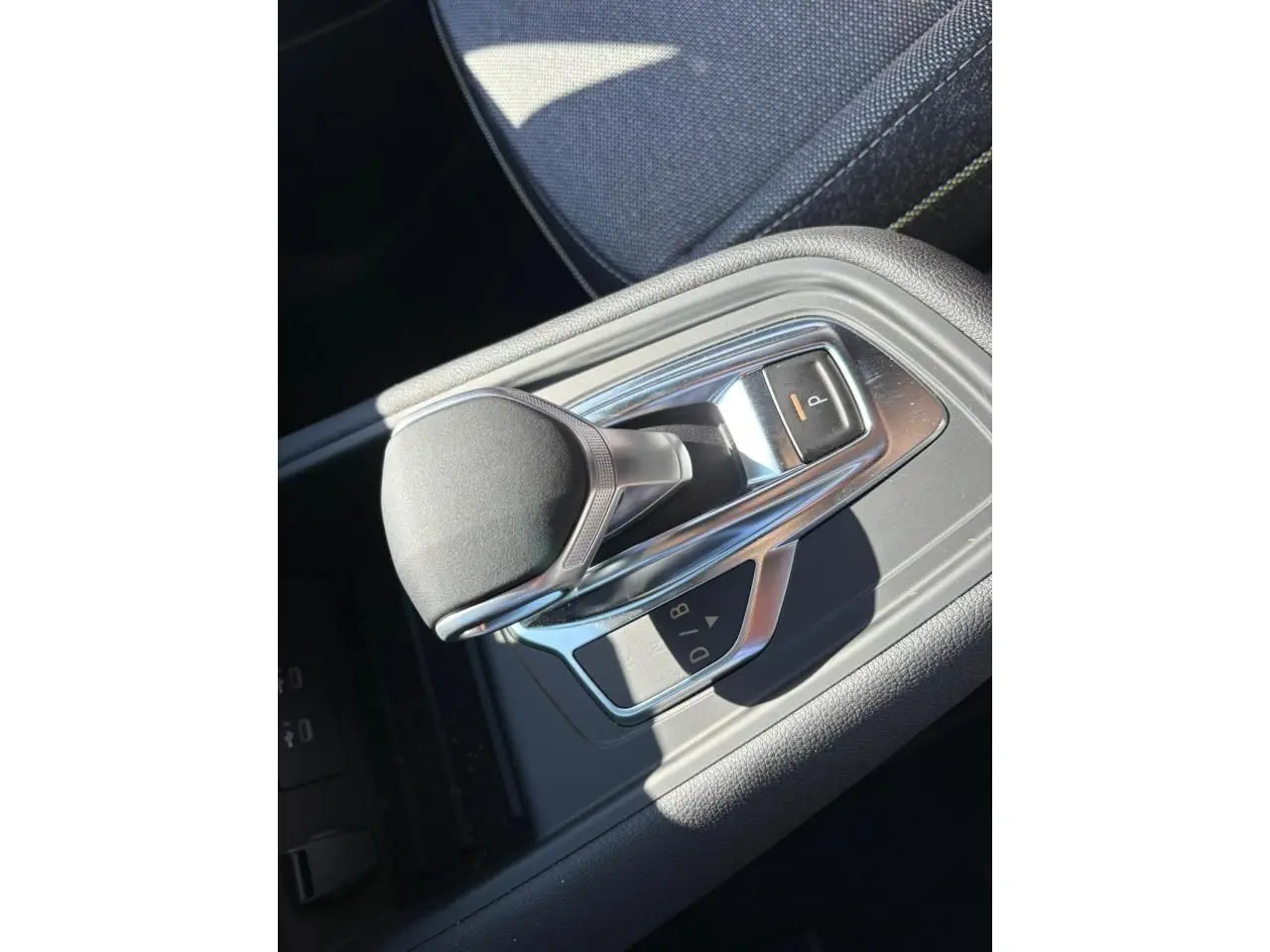 Le levier de vitesse e-shifter chromé de la Renault SYMBIOZ 2025 vu en gros plan intérieur.