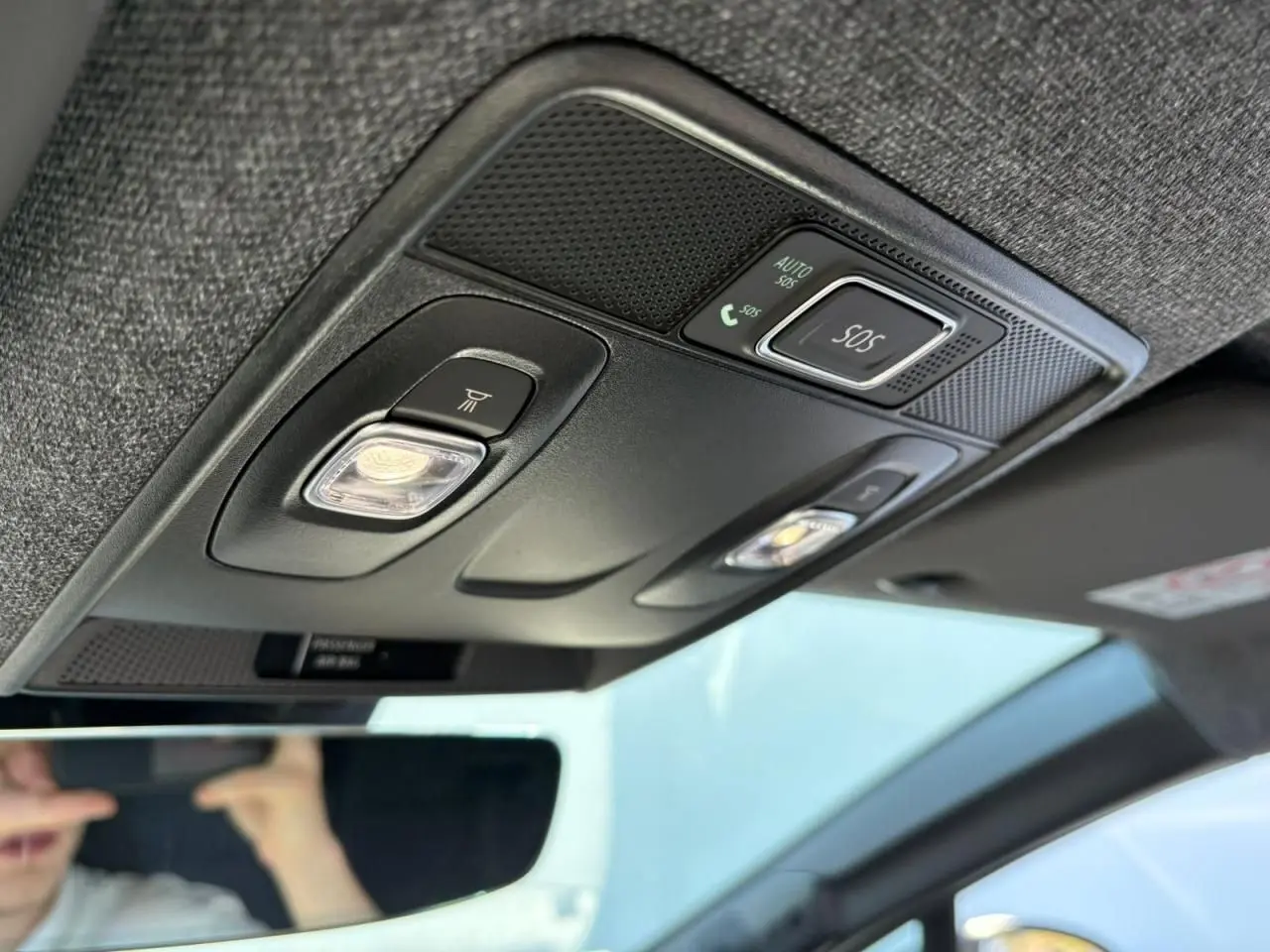 Vue intérieure du plafond avant de la Renault SYMBIOZ blanc nacré avec commandes d'éclairage et bouton SOS intégré