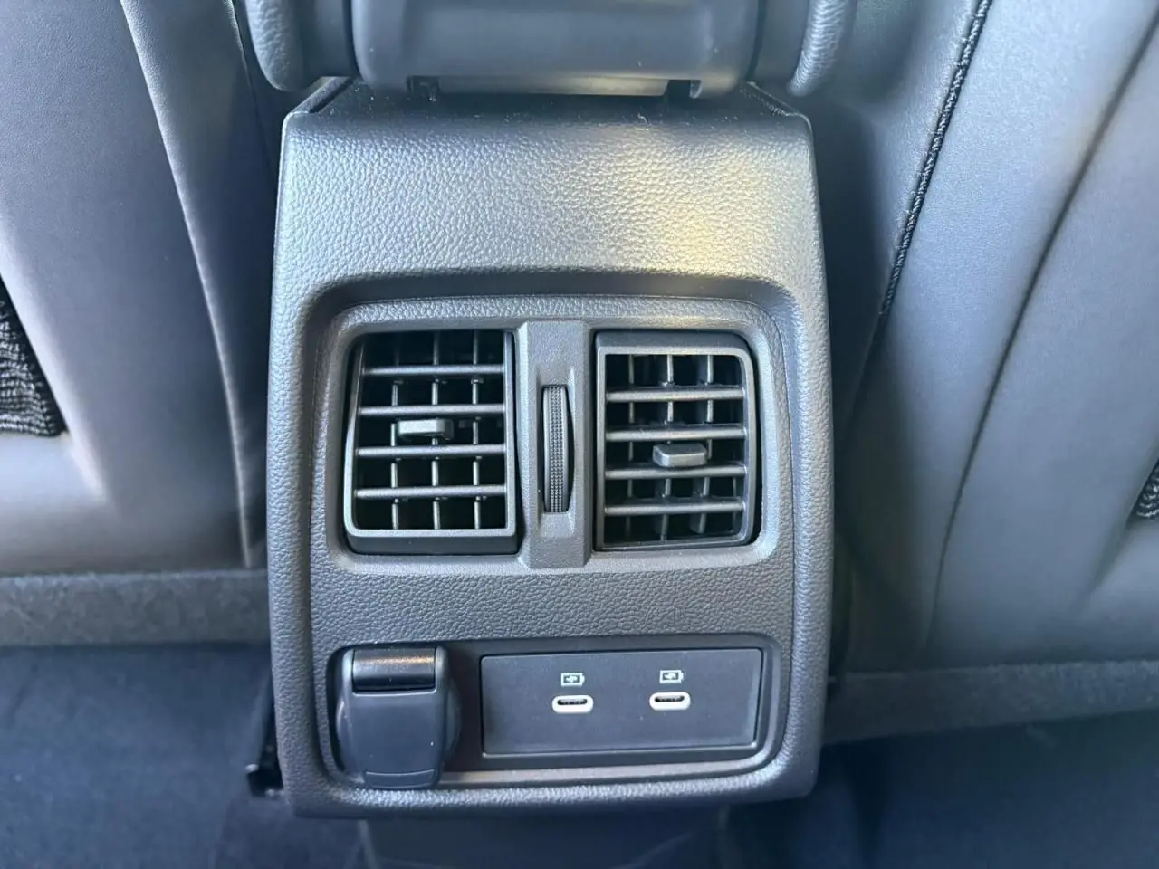 Prise USB-C et prise 12 V arrière avec bouches d'aération sur console centrale du Renault Symbioz blanc nacré 2025