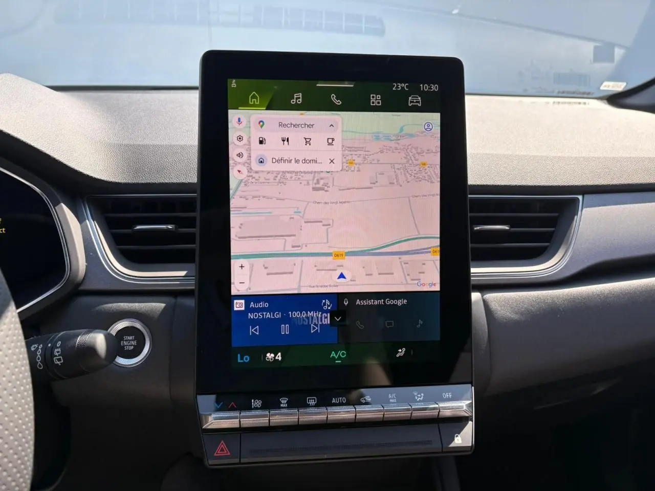 Écran tactile central avec navigation Google Maps dans l’habitacle du Renault Symbioz blanc nacré, vue de face.