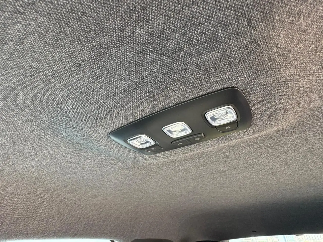 Plafonnier intérieur avec trois lampes LED et commandes, vue du toit d'une Renault Symbioz blanc nacré 2025.