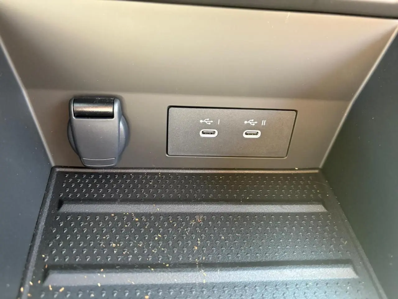 Prise 12 V et deux ports USB-C intégrés dans la console centrale du Renault Symbioz blanc nacré 2025.