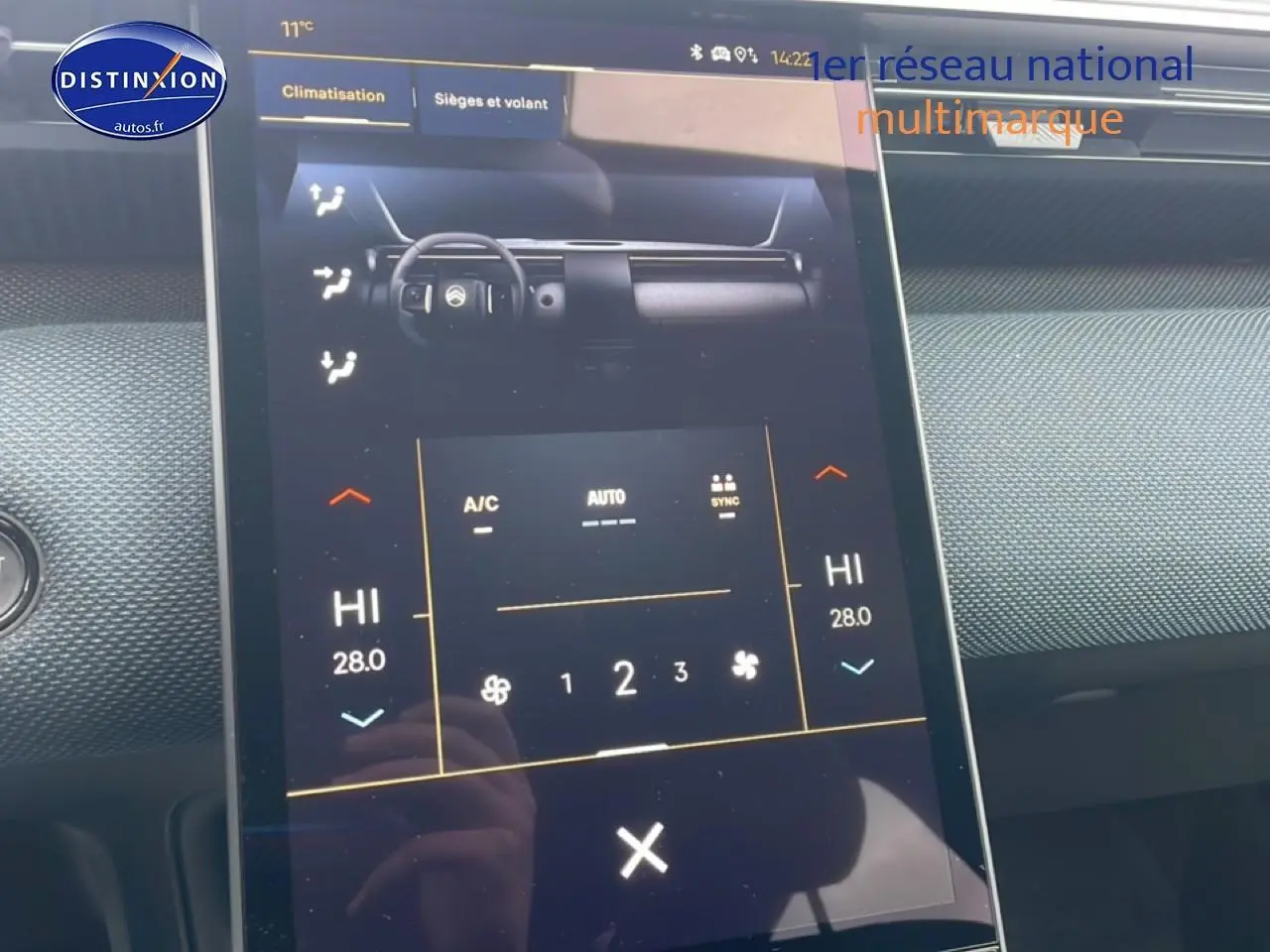 Écran tactile central du Citroën C5 Aircross 2026 affichant la climatisation bi-zone, intérieur gris et noir.