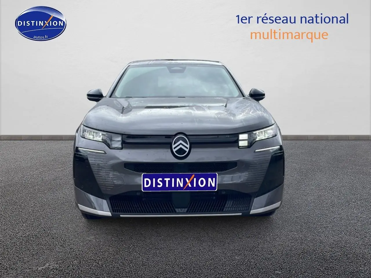 Vue frontale du Citroën C5 Aircross gris platinium 2026 avec phares LED et calandre distinctive.