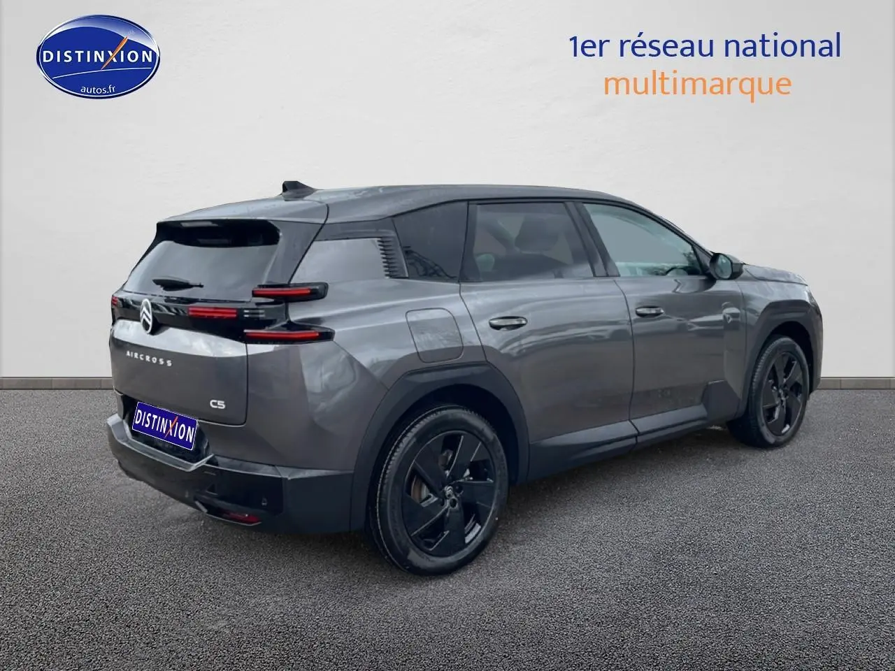 Vue 3/4 arrière droite d’un Citroën C5 Aircross gris platinium avec jantes alliage noires et feux arrière LED.