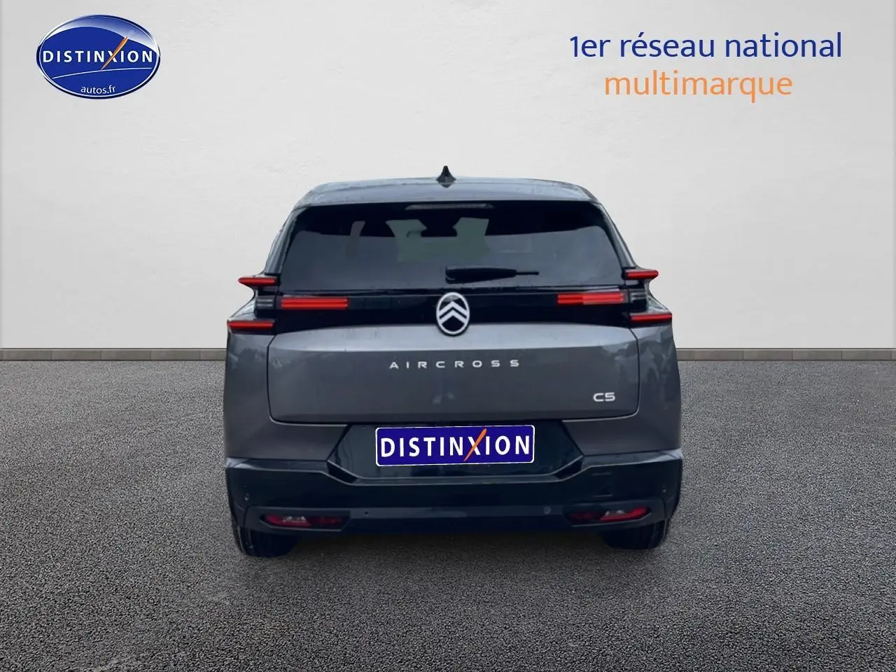 Vue arrière d'un Citroën C5 Aircross gris platinium 2026 avec feux LED horizontaux et logo centré.