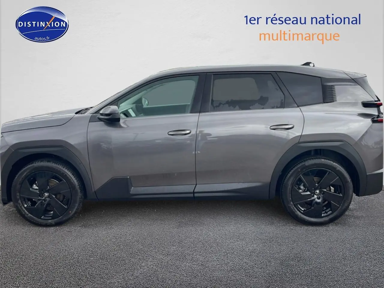 Vue latérale droite du Citroën C5 Aircross gris platinium avec jantes noires et vitres surteintées.