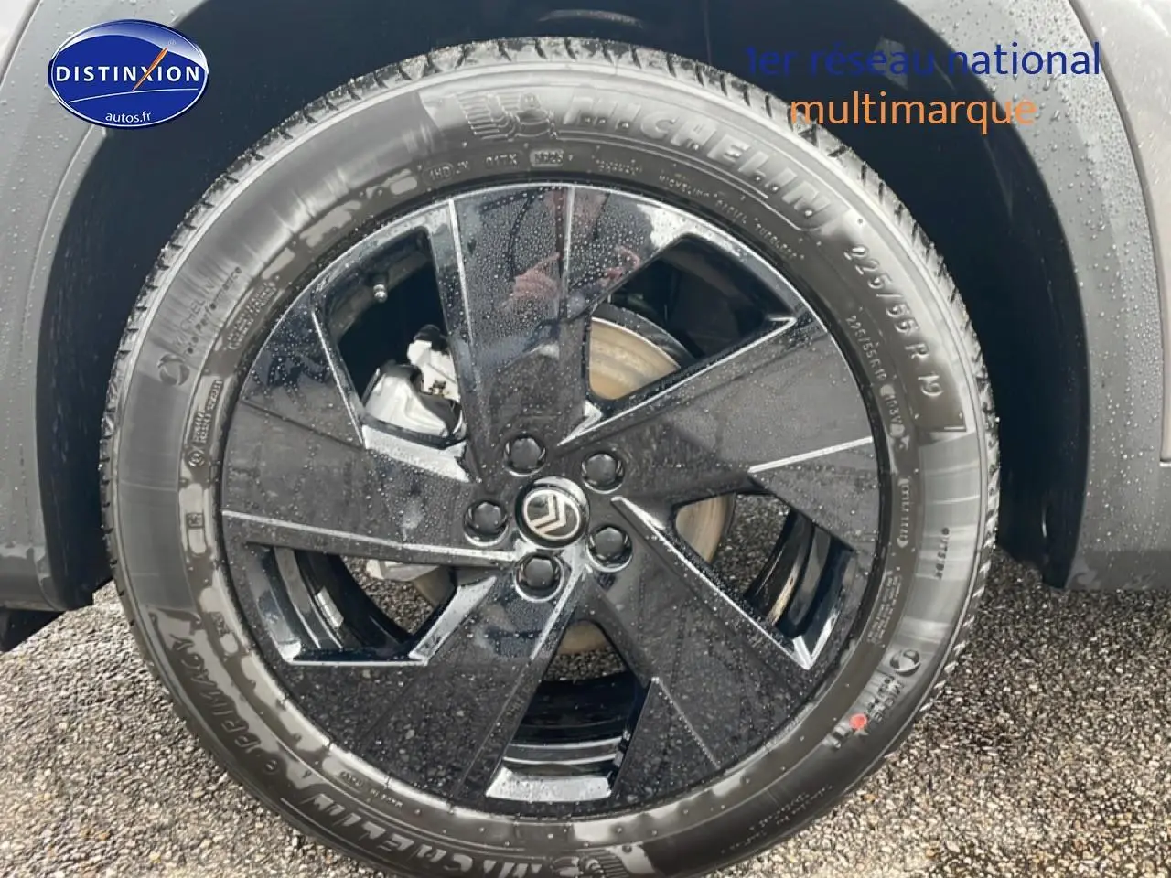 Gros plan sur la jante alliage noire diamantée de 19 pouces du Citroën C5 Aircross gris platinium, avec pneu Michelin.