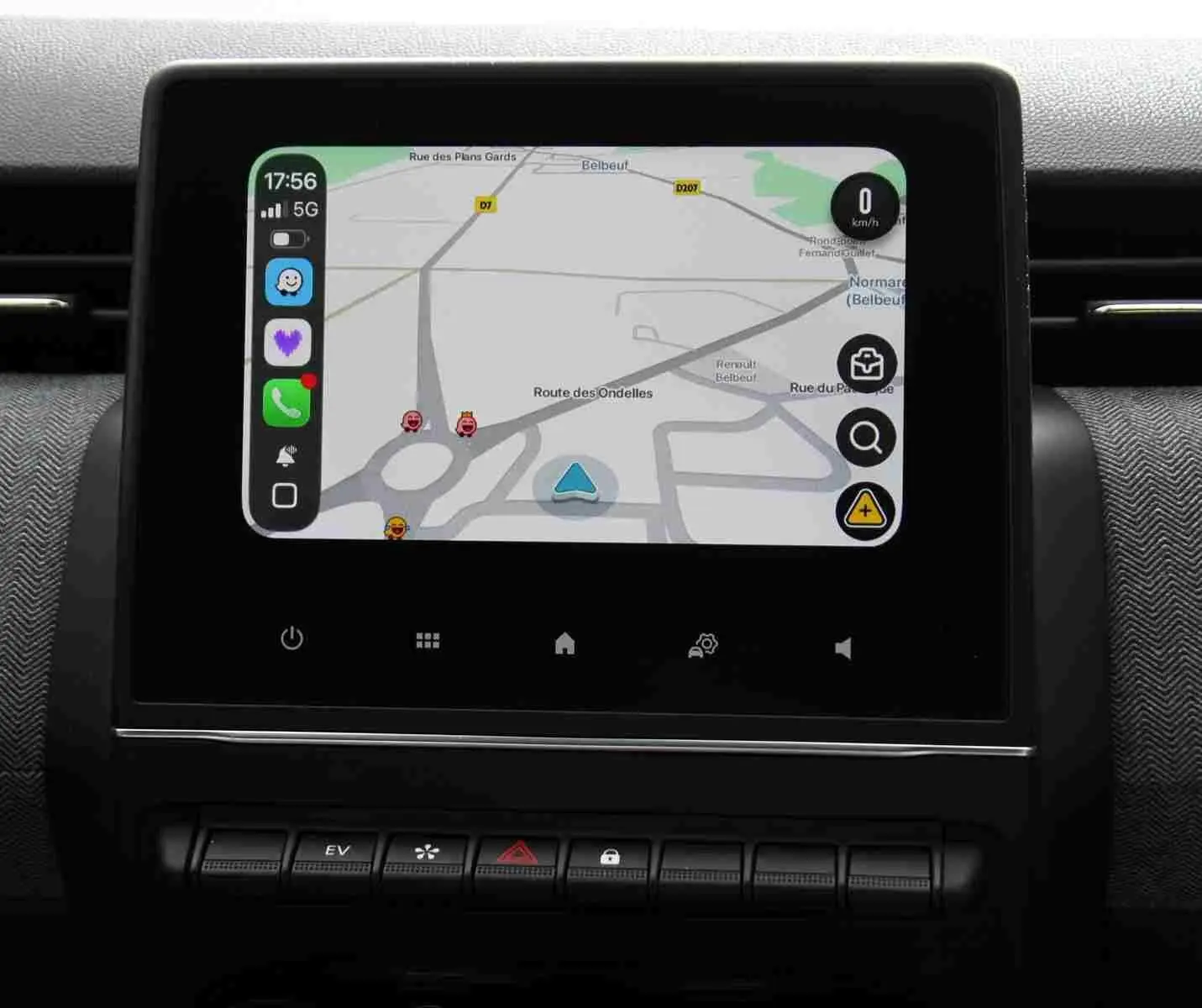 Écran tactile central de la Renault Clio hybride 2025 affichant la navigation avec carte et icônes d'applications.