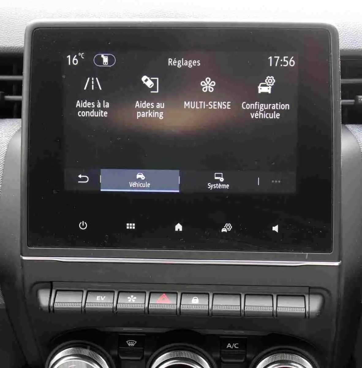 Écran tactile central de la Renault Clio hybride 2025 affichant les réglages d'aides à la conduite et parking, vue intérieure.