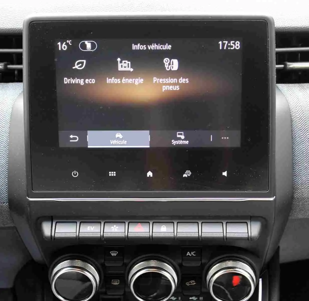 Écran tactile central affichant les infos véhicule et pression pneus, tableau de bord intérieur Renault Clio 2025.