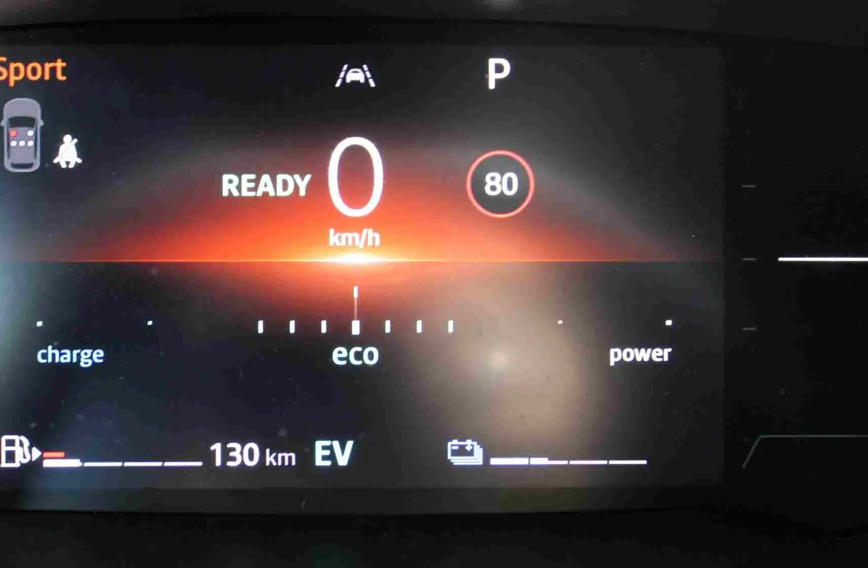 Tableau de bord numérique de Renault Clio hybride, affichant mode Sport, vitesse 0 km/h et autonomie 130 km en EV.