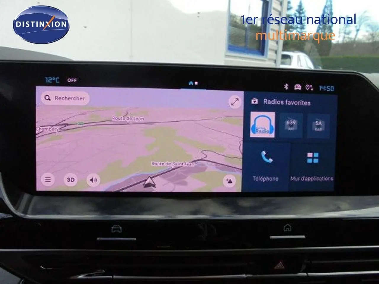 Écran tactile du tableau de bord du Citroën C5 X 2023 affichant la navigation GPS et les options multimédia.
