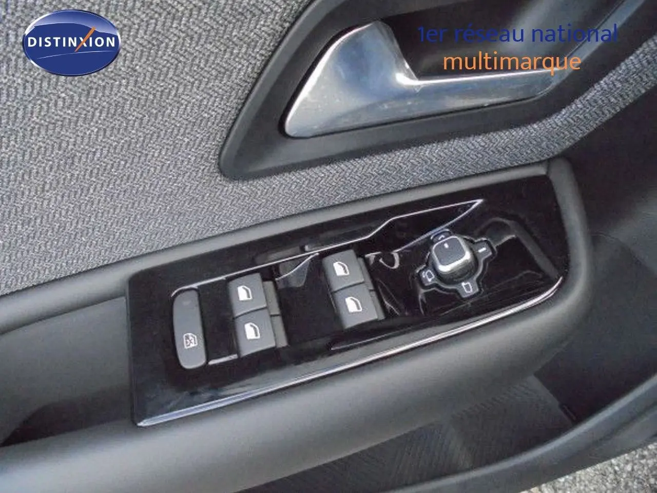 Gros plan sur la commande des vitres et rétroviseurs côté conducteur d'une Citroën C5 X 2023 finition Feel Pack.