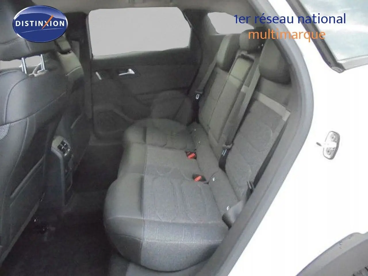 Vue intérieure côté droit montrant la banquette arrière en tissu gris du Citroën C5 X blanc métal 2023.
