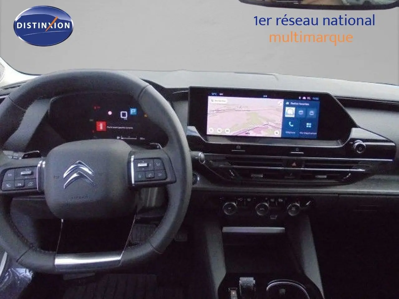 Vue intérieure du tableau de bord et volant noir du Citroën C5 X 2023 avec écran tactile central et commandes au volant.