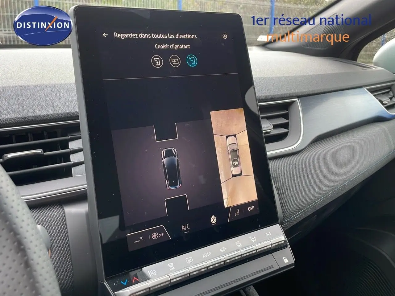 Vue rapprochée de l'écran tactile central du Renault Captur E-Tech hybride 2025 affichant l'aide au choix du clignotant.