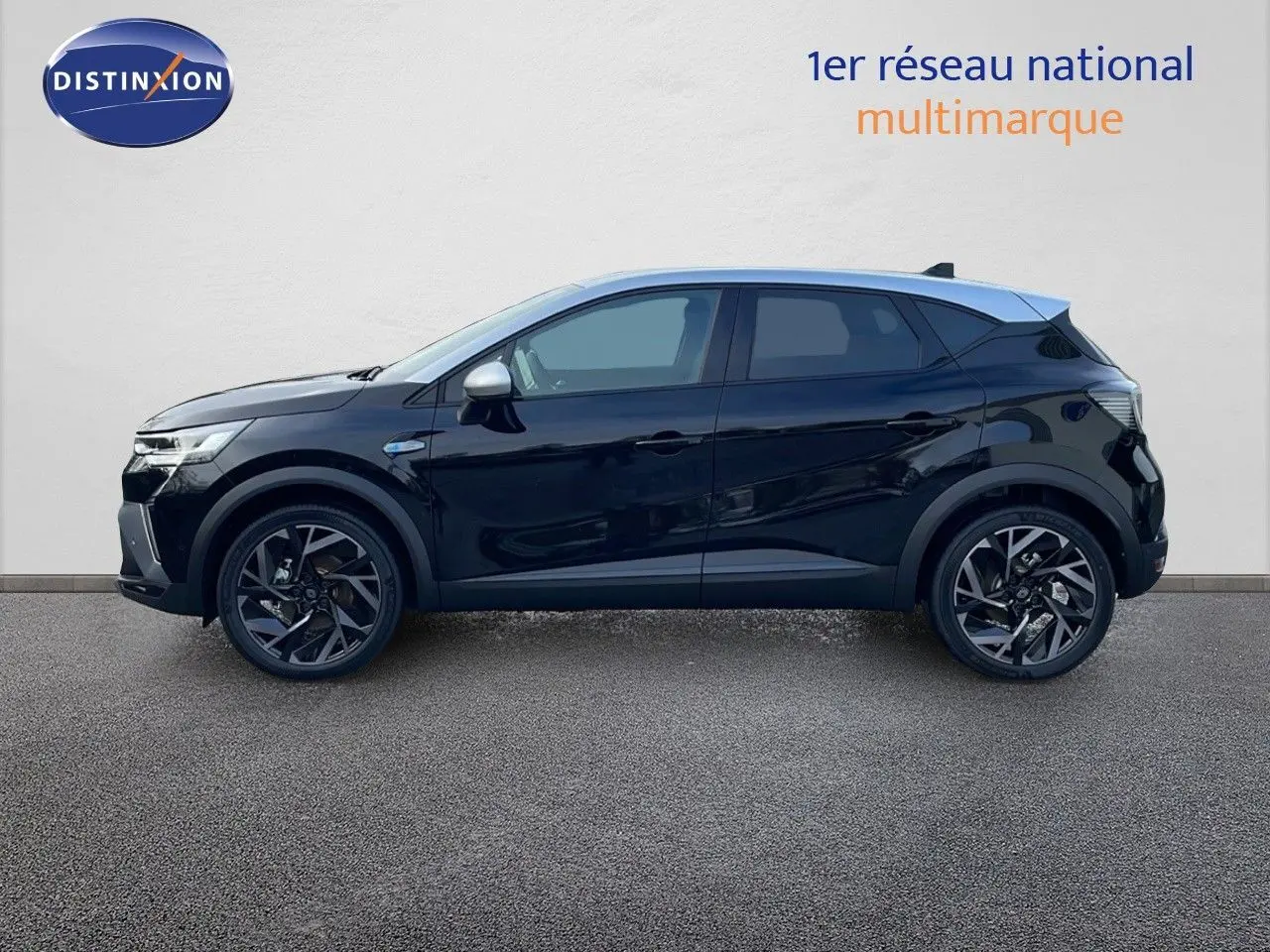 Profil côté gauche du Renault Captur E-Tech hybride 2025 noir étoile avec toit gris et jantes noires distinctives.