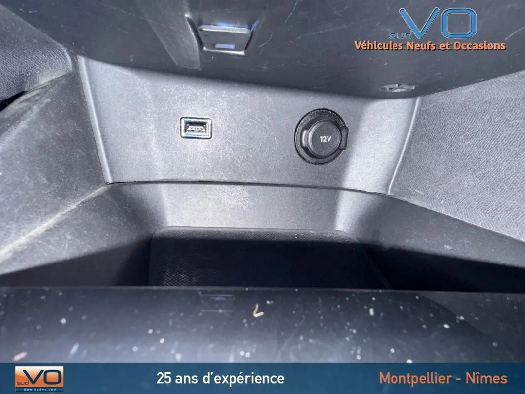 Prise USB et prise 12V en gros plan dans l'habitacle du Peugeot 3008 gris foncé, version GT Line 2018.