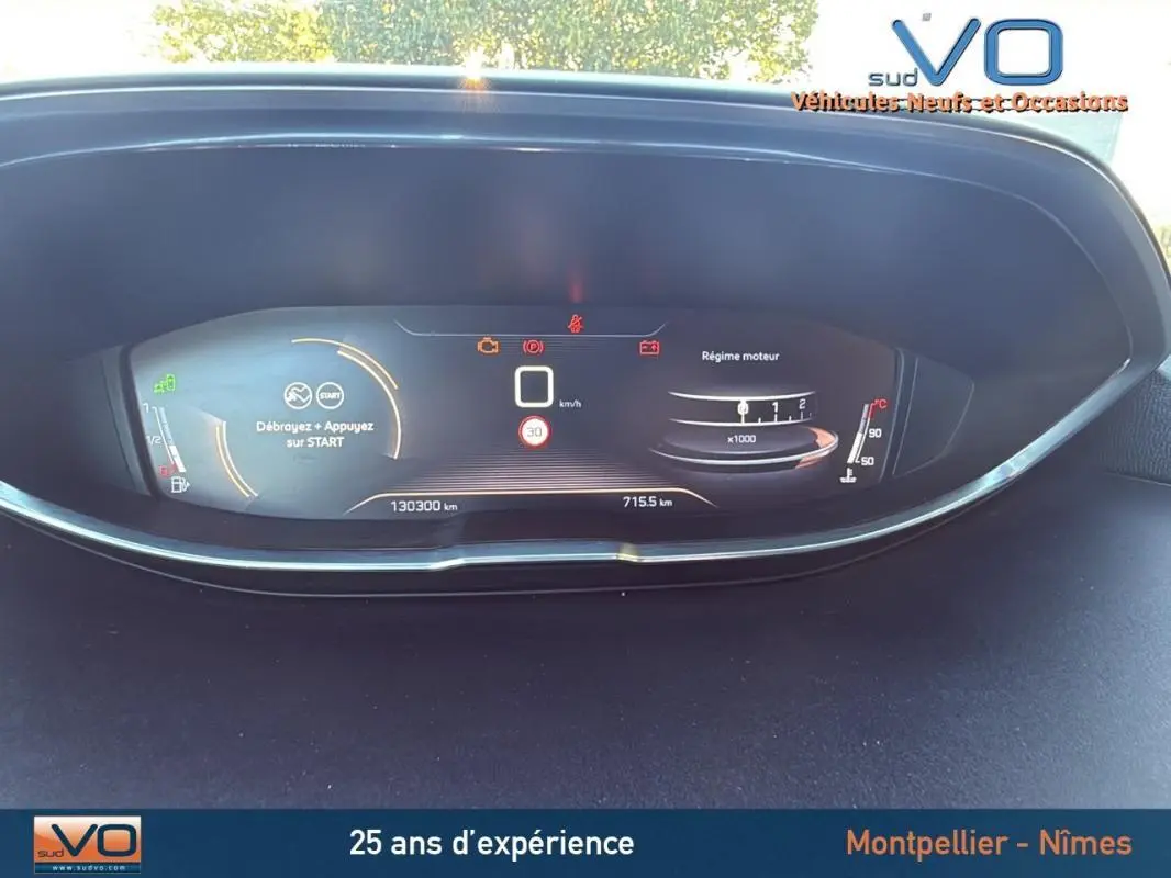 Cockpit numérique du Peugeot 3008 gris foncé, affichage digital avec compteurs et indications au tableau de bord.