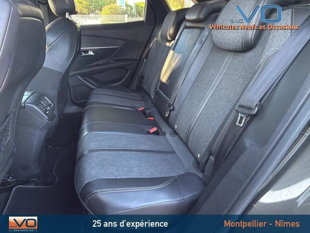 Vue latérale droite des sièges arrière en cuir et tissu gris foncé du Peugeot 3008 GT Line 2018.