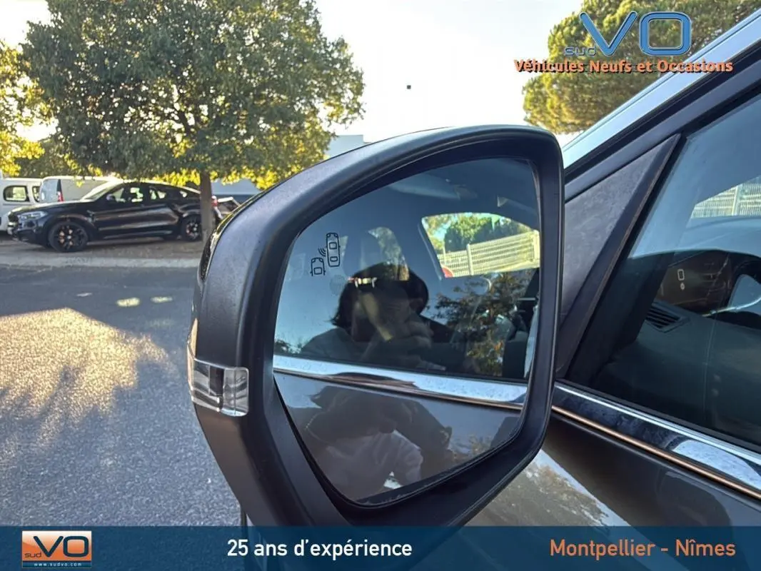 Rétroviseur droit gris foncé du Peugeot 3008 GT Line 2018, avec clignotant intégré et reflet de l'habitacle visible.