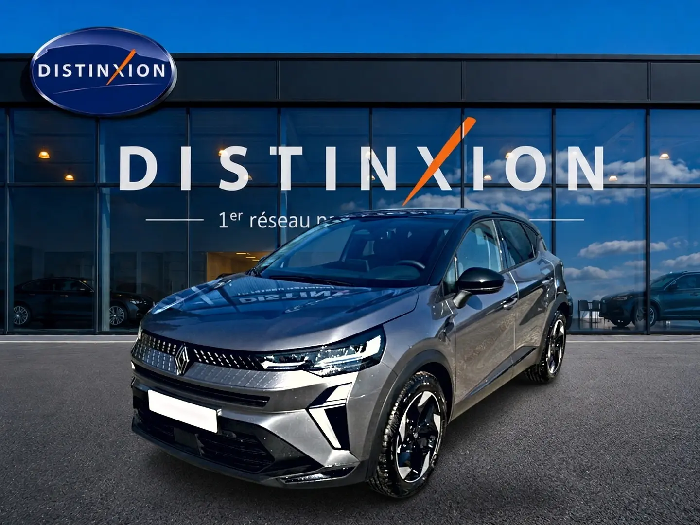 Renault Captur 2026 gris cassiopée en 3/4 avant droit, avec jantes alu noires et calandre moderne lumineuse.