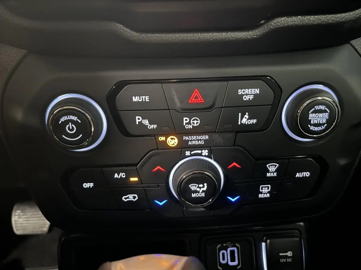 Panneau de commandes climatisation et audio du Jeep Renegade 2024, boutons rétroéclairés et indicateurs lumineux.