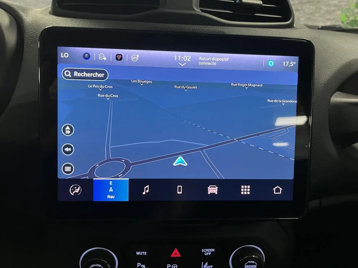 Écran tactile central du Jeep Renegade 2024 affichant la navigation GPS dans l'habitacle noir.