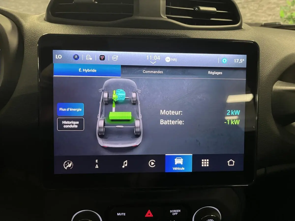 Écran tactile intérieur du Jeep Renegade 2024 montrant le flux d'énergie hybride avec interface claire et moderne.