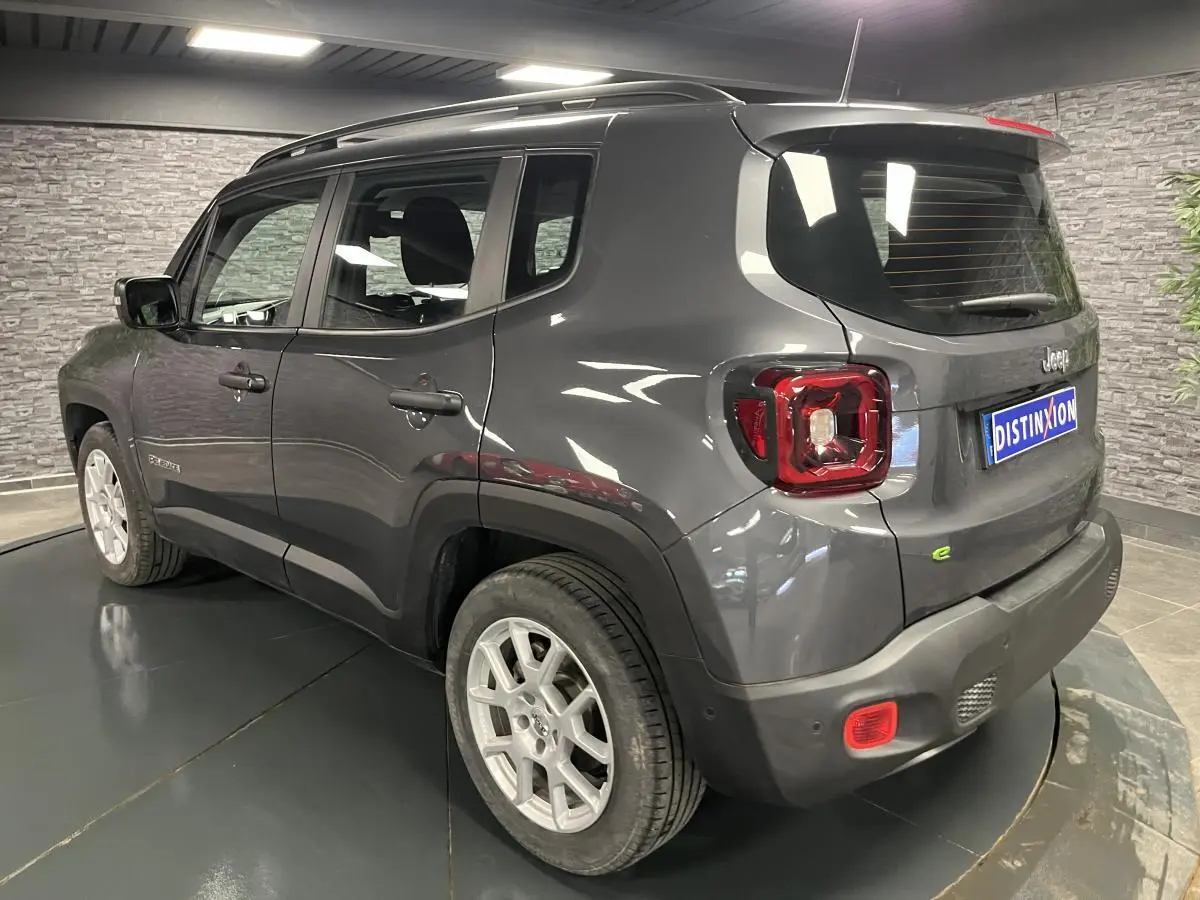 Vue 3/4 arrière droite d'un Jeep Renegade gris métallisé avec feux arrière carrés et jantes alliage 17 pouces.