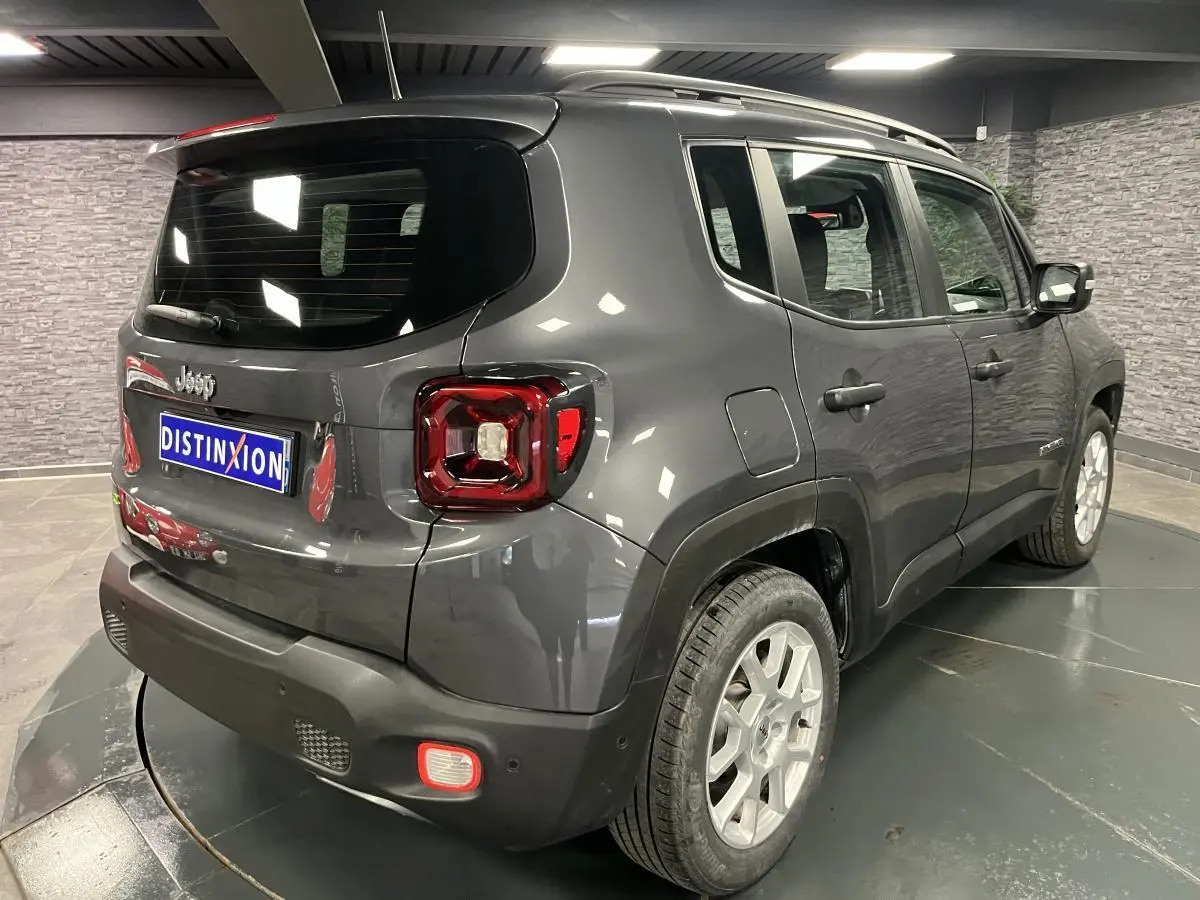 Jeep Renegade gris métallisé vu de 3/4 arrière droit, avec feux arrière carrés et jantes alliage 17 pouces.