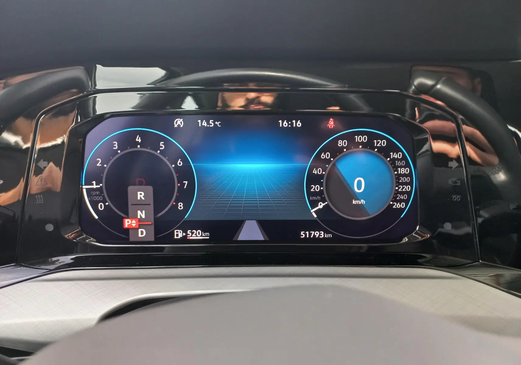 Tableau de bord numérique de la Volkswagen Golf 1.5 TSI 130 DSG7 Life Plus affichant vitesse à 0 km/h et température extérieure 14,5°C.