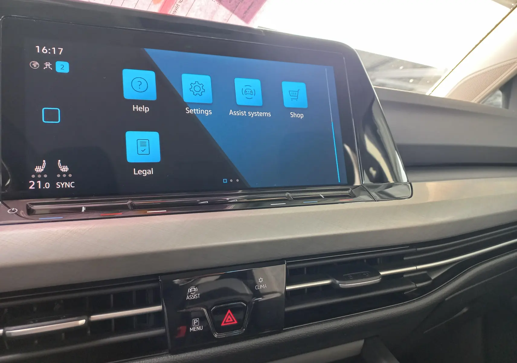 Vue rapprochée de l'écran tactile central et de la planche de bord gris clair d'une Volkswagen Golf 1.5 TSI 130 DSG7 Life Plus 2023.