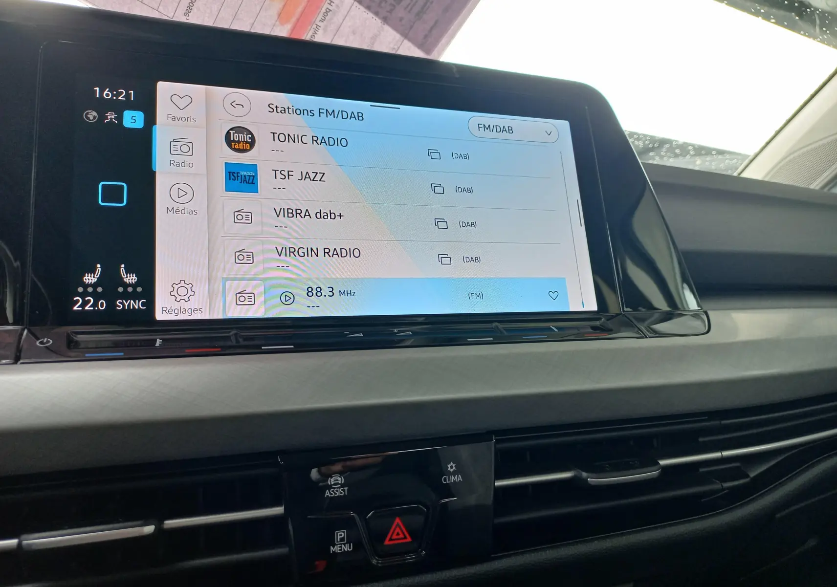 Écran tactile central de la Volkswagen Golf 1.5 TSI 130 DSG7 Life Plus 2023 affichant les stations radio, intérieur moderne en gris.