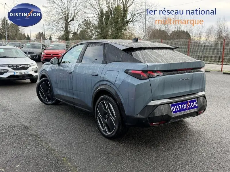 PEUGEOT 3008 électrique bleu en 3/4 arrière droit, avec feux LED et jantes alliage noires distinctives.