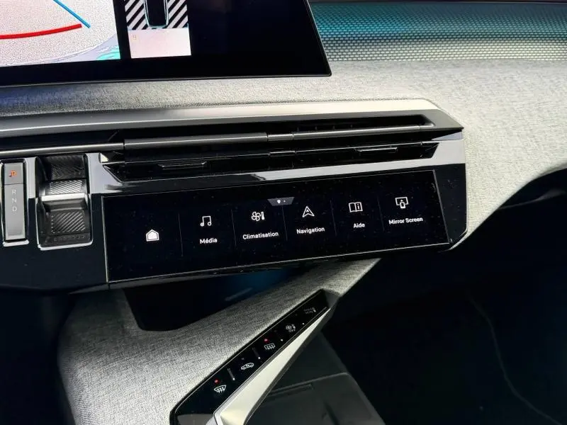 Vue rapprochée du tableau de bord du Peugeot 3008 électrique 2024 en bleu, avec écran tactile et commandes digitales.
