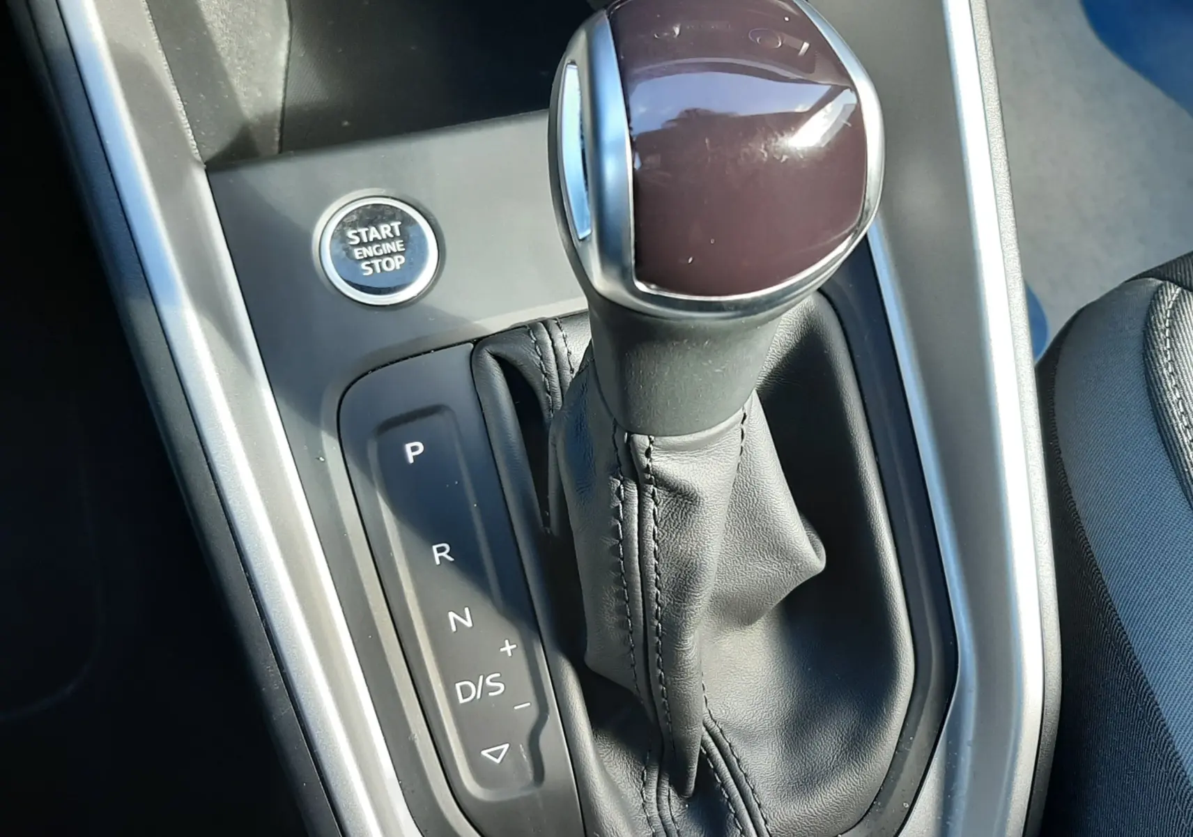 Le levier de vitesses automatique gris et noir de l'Audi A1 Sportback 30 TFSI S-Line vu en gros plan côté console centrale.