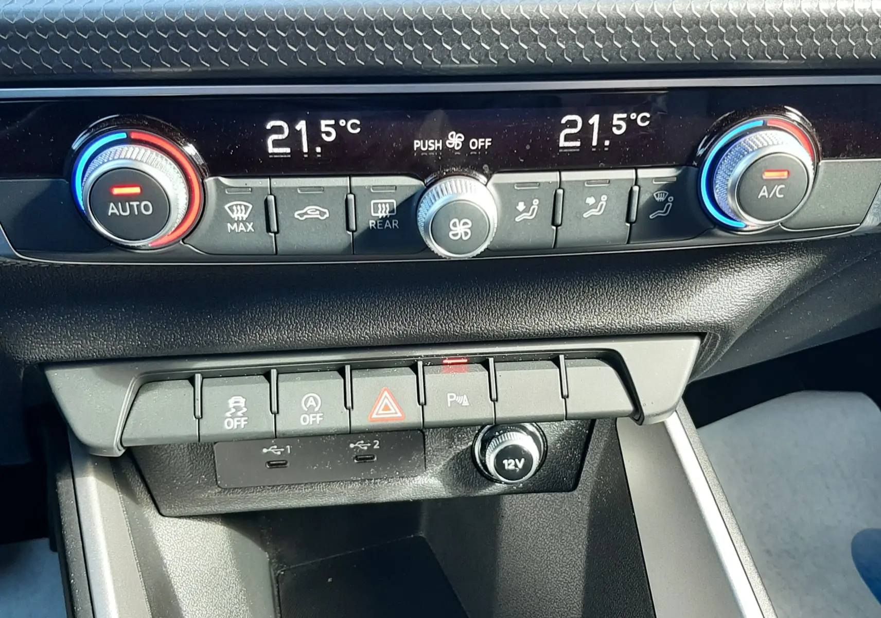 Gros plan sur la console centrale de l'Audi A1 Sportback 2025, montrant les commandes de climatisation et les boutons de fonction.