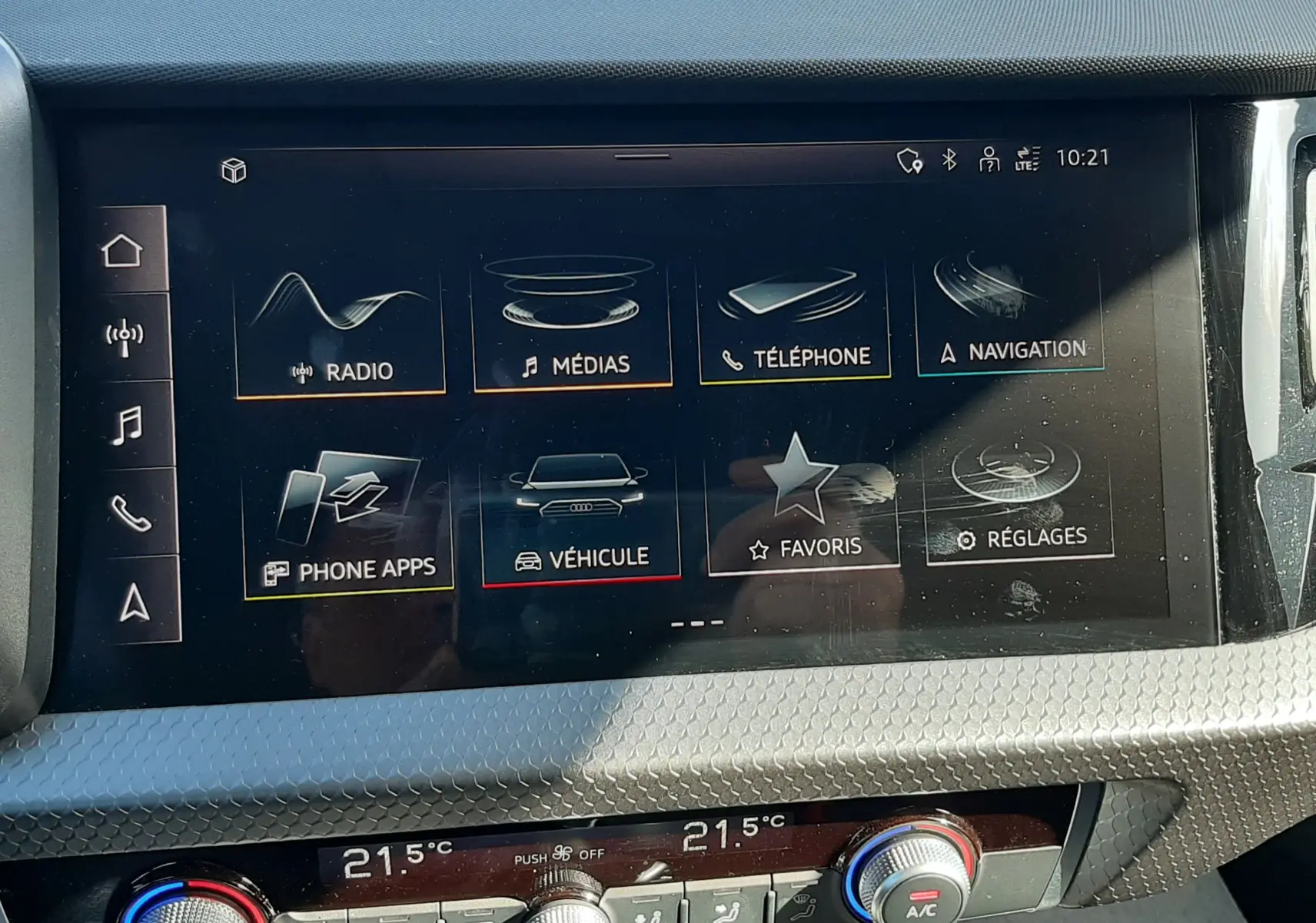Écran tactile central de l'Audi A1 Sportback 2025 affichant les menus multimédia et climatisation à 21,5°C.