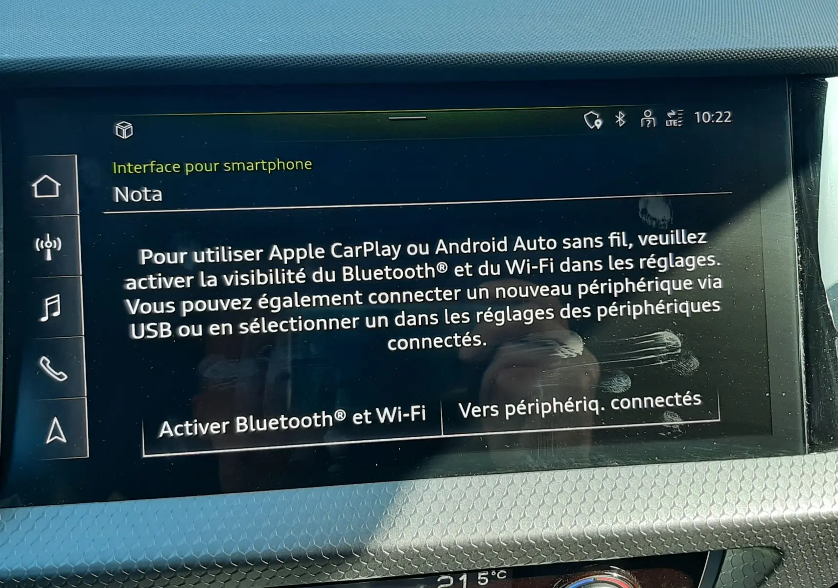 Écran central tactile de l’Audi A1 Sportback 2025 affichant les réglages Bluetooth et Wi-Fi, avec commandes de climatisation en dessous.