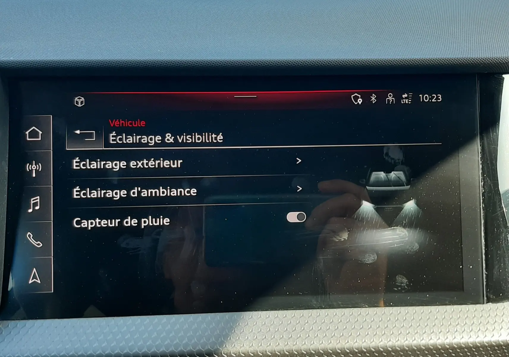 Écran tactile intérieur de l’Audi A1 Sportback 2025 affichant les réglages d’éclairage et visibilité, avec climatisation en dessous.