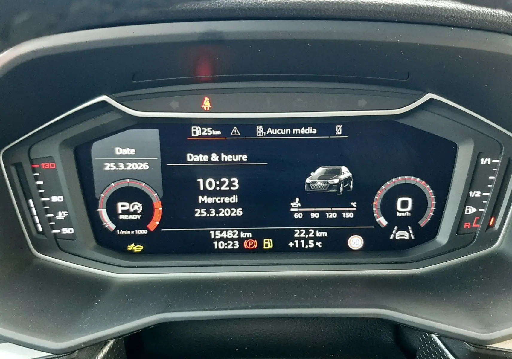 Tableau de bord numérique d'Audi A1 Sportback 2025 affichant date, heure, vitesse à 0 km/h et température extérieure.