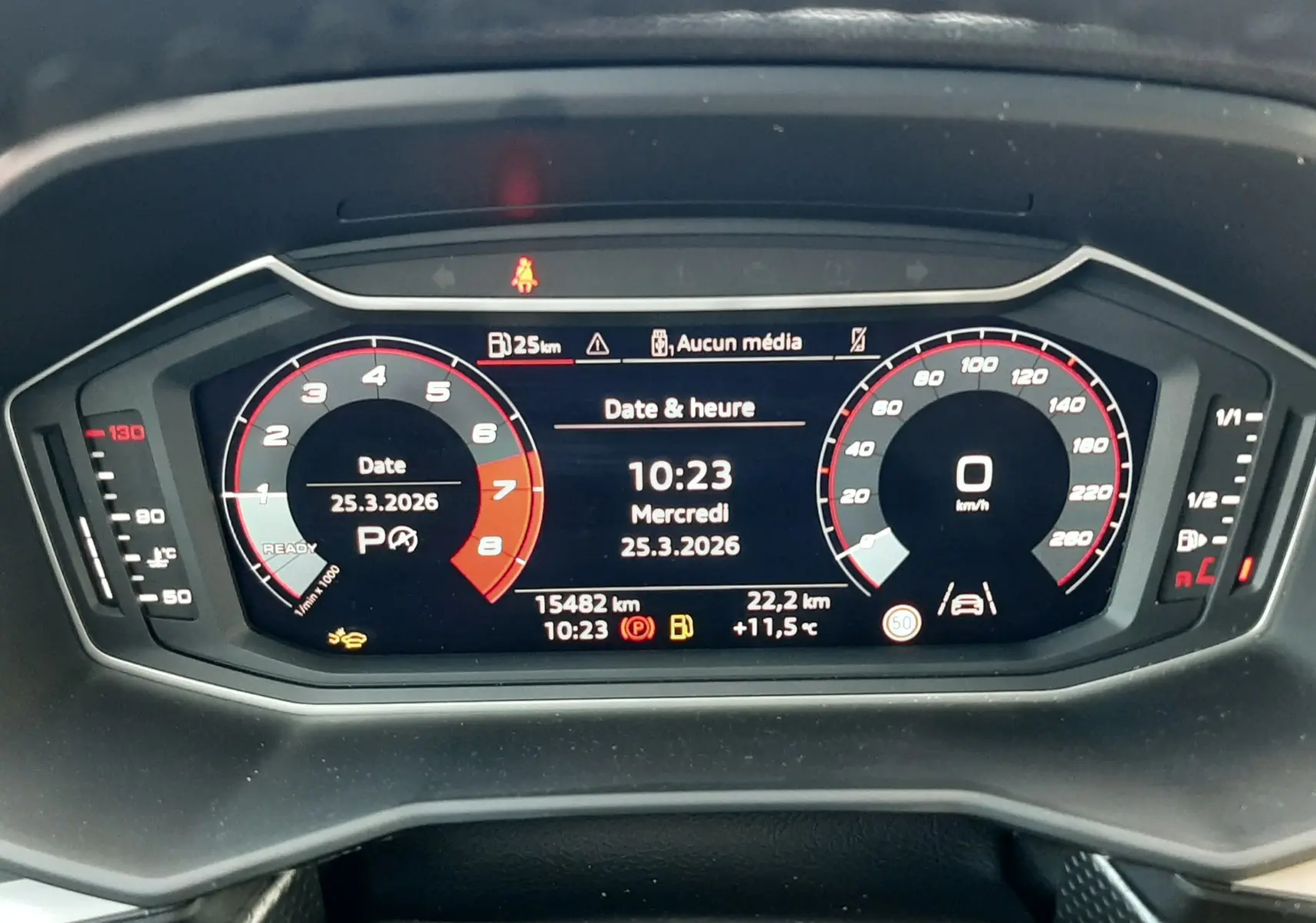 Tableau de bord numérique de l'Audi A1 Sportback 30 TFSI 2025 affichant date, heure et compteurs en vue frontale.