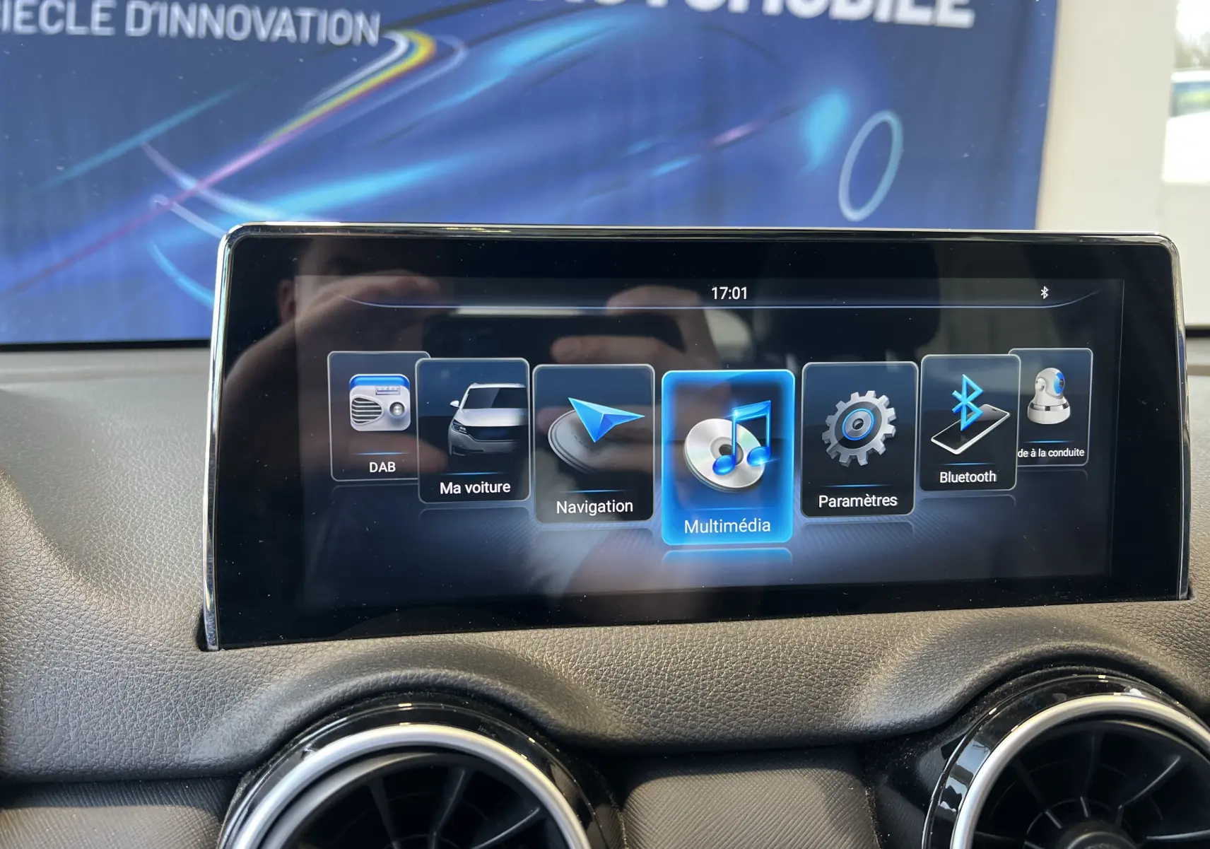 Écran tactile central du tableau de bord du SERES 3 Electric avec menu multimédia et navigation affichés.
