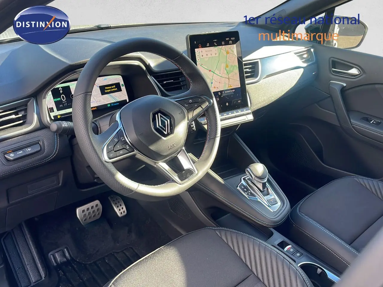 Intérieur du Renault Captur E-Tech hybride 2025, vue côté conducteur, tableau de bord moderne avec écran tactile vertical.