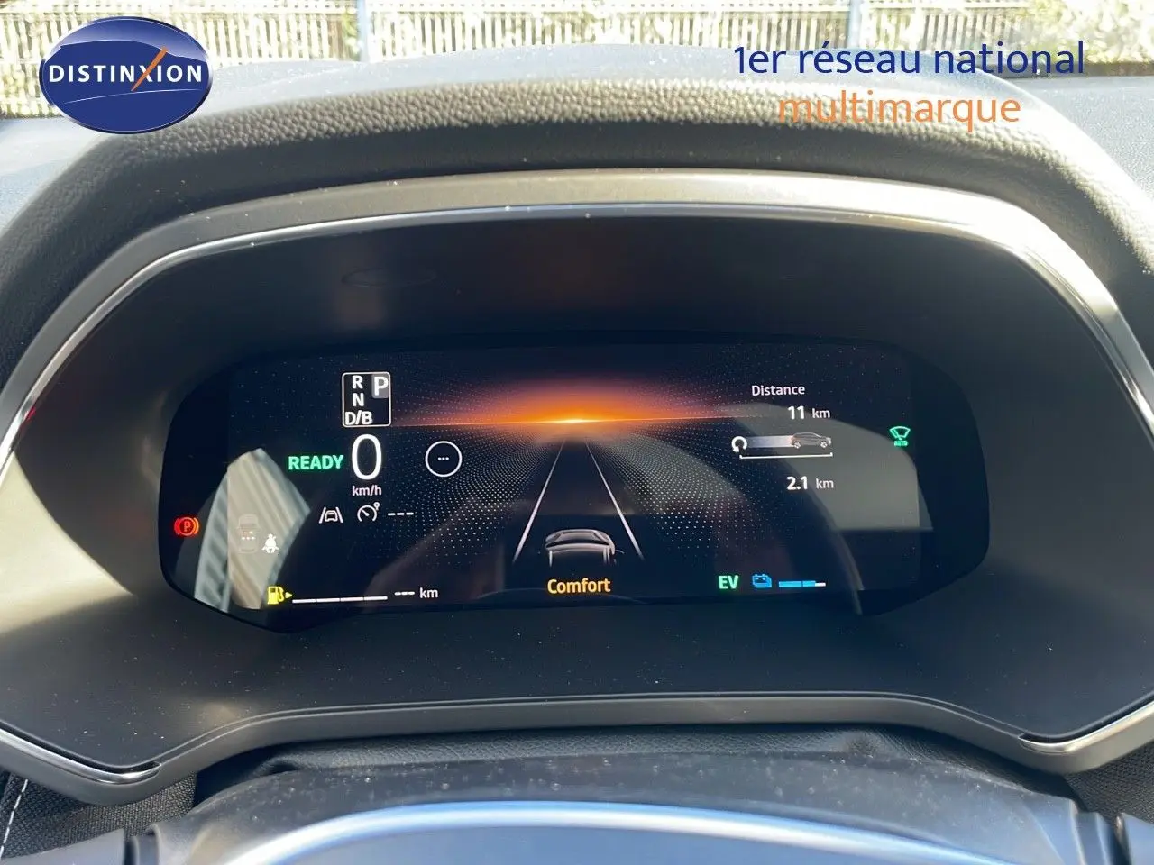 Tableau de bord numérique du Renault Captur E-Tech hybride 2025 affichant mode confort et informations de conduite.