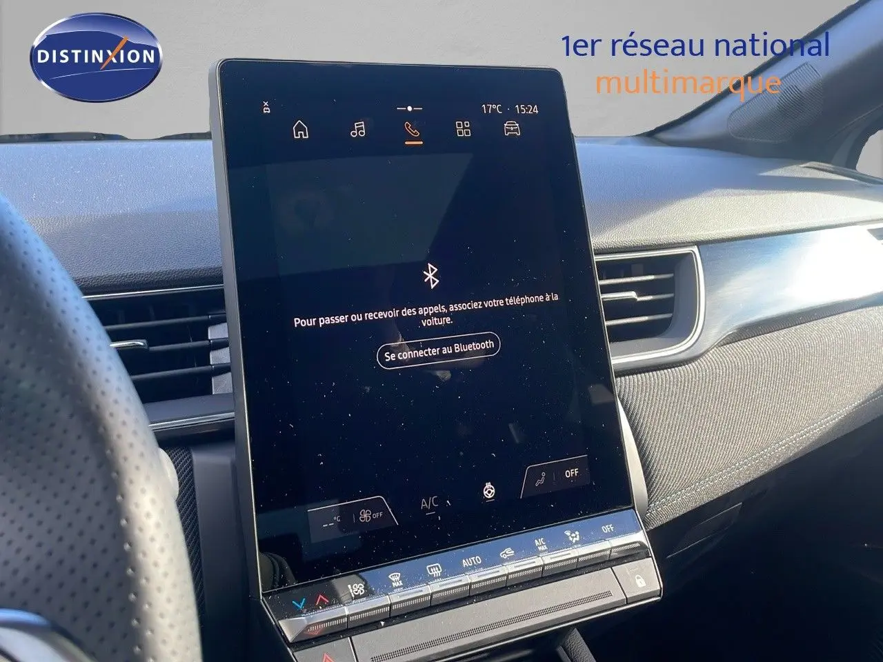 Vue rapprochée de l'écran tactile central du tableau de bord du Renault Captur gris Rafale 2025 avec toit noir.